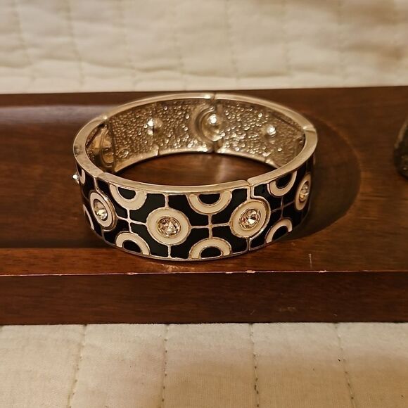 2 bracelets: solid black & geometric print black - Picture 4 of 7